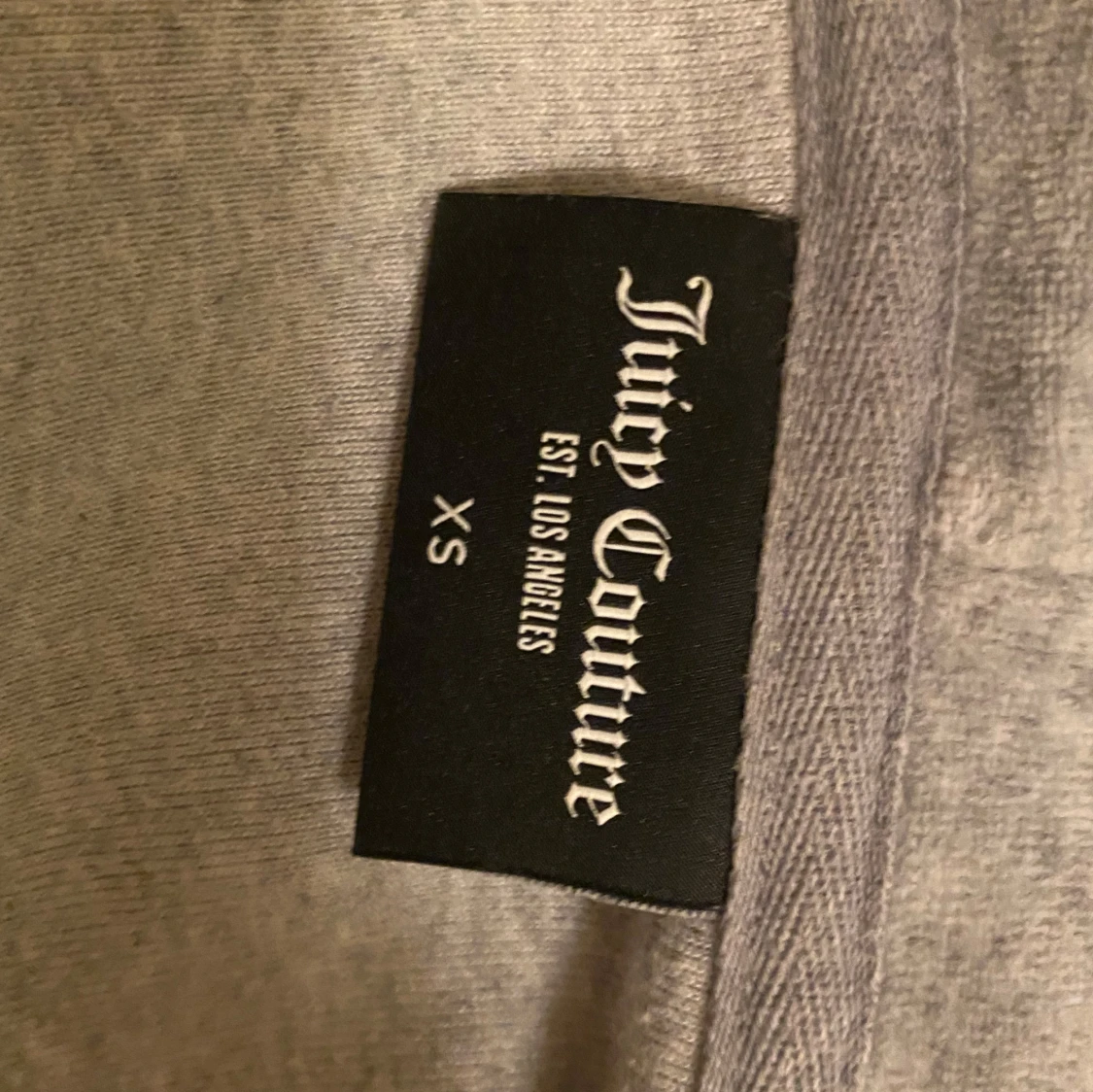 Grå hoodie från Juicy Couture - 1