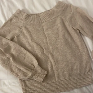 Stickad tröja Beigh S - Säljer en stickad tröja från Ginatricot, storlek s färgen beigh. Mjuk i material. Urringad men kan användas som off choulder. 