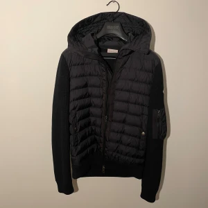 Moncler tricot cardigan - Säljer den snyggaste Moncler cardigan. Storlek M. Nypris 12 000. Denna modell är den nyare säsongen. Skick 9/10. Ändats lite slitet vid vid ärmen. 