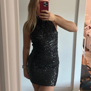 Glittrig klänning - Säljer min paljettklänning från ginatricot, endast använd 1 gång! Perfket nu till jul och nyår❤️