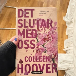 Det slutar med oss bok - Boken 'Det slutar med oss' av Colleen Hoover är en gripande roman som utforskar kärlekens komplexitet och svårigheter. Säljer nu. Pris kan diskuteras 50