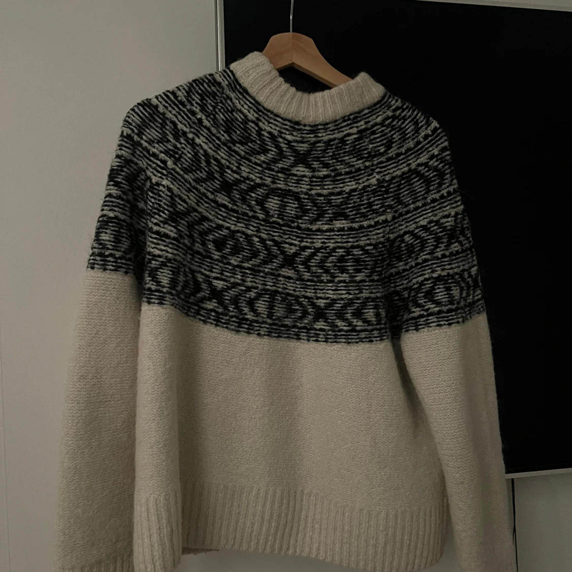 Vit och svart stickad tröja