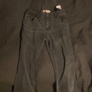 Svarta Levis 551Z jeans - Snygga svarta Levis 551Z jeans med en rak passform. Säljer dem då de inte passar mig längre. De är gråsvarta.