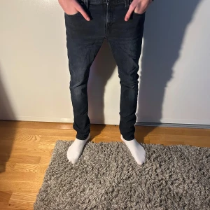 Nudie jeans - Nudie jeans, storlek 32/34. Mörkblå/svart, 9/10 skick, priset kan diskuteras!