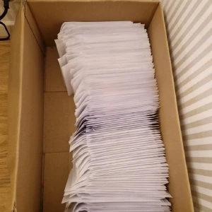 Vita vadderade kuvert A/11 / Bubbel mailers - Säljer en stor mängd vita vadderade kuvert i storlek A/11. Perfekta för att skicka ömtåliga föremål säkert. Kuverten har en praktisk självhäftande förslutning.