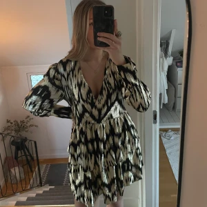 Guld klänning - Fin guldig och svart klänning som passar perfekt till event som nyår💕💕🙌🏻