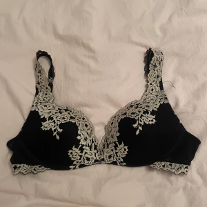 Svart bh med spetsdetaljer - Elegant svart bh från intimissimi med vackra spetsdetaljer i vitt. 