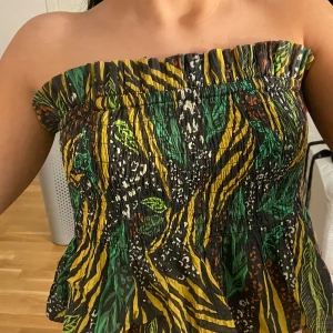  topp från H&M - Säljer en topp från H&M, det finns även band som man lägga till som jag valde att inte ha på bilden. 