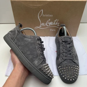 Christianlouboutin - Säljer nu dessa sjukt feta christianlouboutin i denna stilren färg Skick 9/10 Storlek 41 men passar även 42 | Pris  3299kr obs endast skorna ingår! 