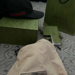 Svart keps från Gucci - Hej! Säljer min pojkväns gucci canavas-keps köptes förra året men som ni ser på bilderna är den som ny, kvitto och tillbehör finns även, , på annonsen är det 2200kr men vid snabbare äffar kan sänka tveka inte o skicka ett meddeland vid intresse! MVH Merite