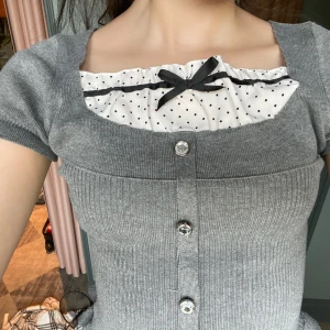 grå topp med rosett - säljer min absoluta favorittopp🩶