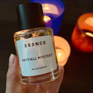 Skyfall Mystery Eau de Parfum från Essnce - Skyfall Mystery, en Eau de Parfum från Essnce. Inspirerad av Muglers Alien.