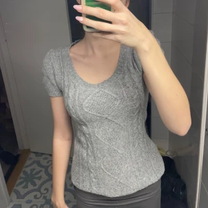 söt topp - Bra skick! Har vikt upp den på första bilden, andra är hur den är när den inte är uppvikt💗 jag är 180 och brukar ha s, har inga andra bilder!