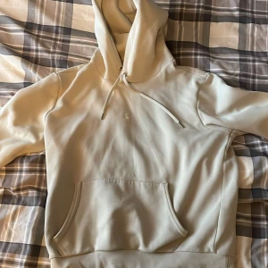 Beige hoodie från Polo Ralph Lauren - Säljer en stilren beige hoodie från Polo Ralph Lauren. Den har en klassisk känguruficka och en liten broderad logga på bröstet. Perfekt för en avslappnad look. Den är sydd längst ned i armen men det är inget man ser medans den används.
