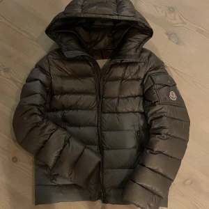 Moncler Giubotto Jacka (Äkta) - Säljer en fin moncler Giubotto jacka! Självklart äkta. Storlek 0, passar XS-S. Sitter bra på mig som är ca 173cm lång och väger ~60kg. Hör av er för mer info eller bilder! //Noel