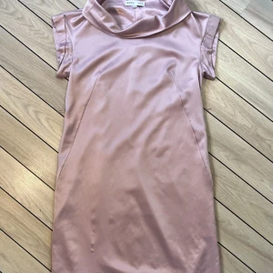 Klänning från ellos - En fin liten festklänning från Sara kelly- ellos ljus rosa  metallic