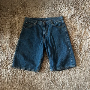 Sweet Sktbs Jeansshorts - Sweet Sktbs jeansshorts i storlek M. Säljs då dem inte kommer till användning, skick 8/10. Bara att fråga vid funderingar! 
