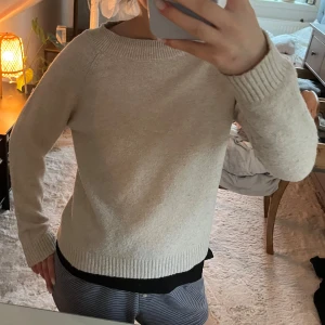 Beige stickad tröja från vero moda - Från veromoda, har tyvärr blivit lite nopprig