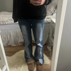 Blå bootcut jeans - Snygga blå bootcut jeans med en klassisk look. Perfekta för en avslappnad stil. De har en normal passform och är tillverkade i jeansmaterial.