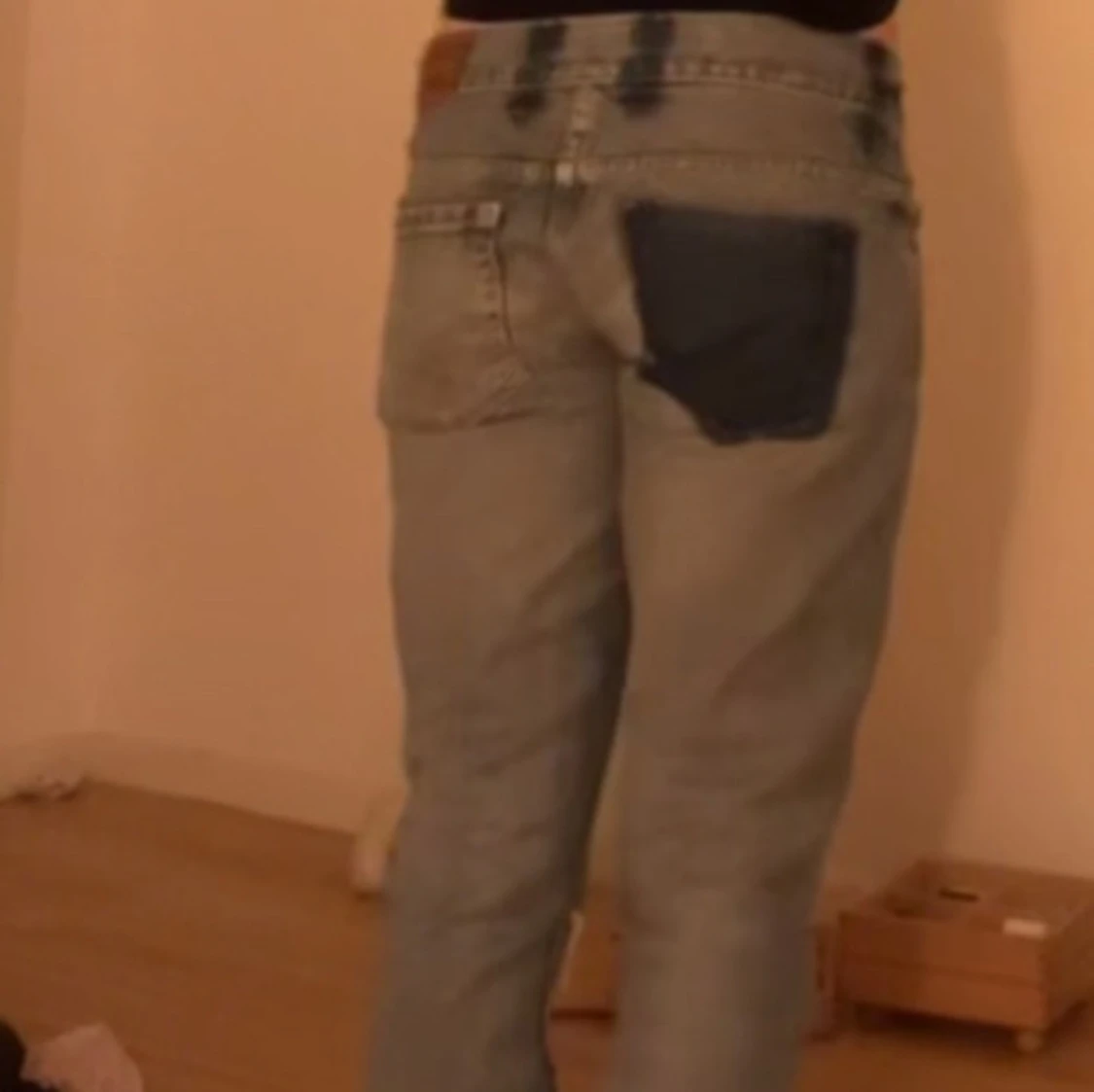 Blå jeans med slitningar - 1