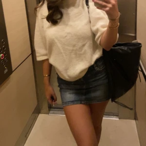 Vit tröja från & Other Stories - Säljer en stilren vit tröja från & Other Stories. Tröjan har en mjuk och fluffig textur med korta ärmar och en rund halsringning. Lite sliten, nopprig osv från tvätt men inget man tänker på. Nypris 790. Material: alpacka och merinoull