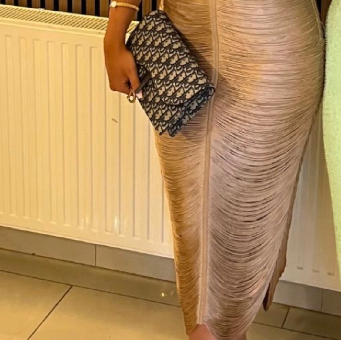 Champagnefärgad tight midiklänning - 90