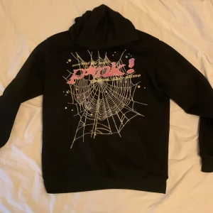 Svart hoodie med spindelnätsdesign - En fet sp5der hoodie
