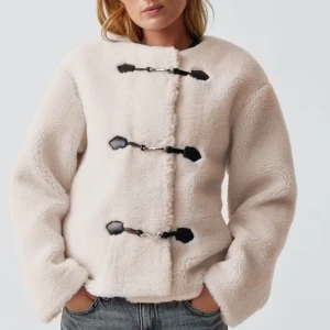 Beige teddyjacka med spännen - Mysig beige teddyjacka från gina, helt slutsåld och köptes för 800kr. Perfekt för vinten då den är jätte varm. Storlek M men passar mig som brukar ha XS