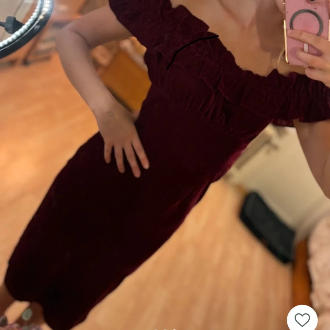 Vinröd sammets klänning från Hope & Ivy - 90