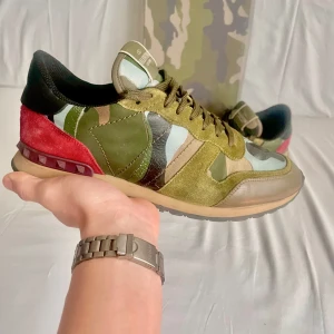 Valentino rockrunners - | Säljer nu mina rockrunners som är en otroligt snygg och eftertraktad sko till vintern | Boxen följer med som man kan se på bilden | Innersulan är ca 27,9 cm och passar oftast strlk 44 | priset är ej fast och hör av er vid frågor | 