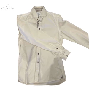 Vit skjorta från Stenströms - Elegant vit skjorta från Stenströms i slim fit. Tillverkad av tvåfaldig super bomull för en lyxig känsla. Skjortan har långa ärmar och knappar i kontrastfärg. Perfekt för en stilren look.