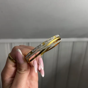 Armband  - Fina populära armband, säljs 150st eller 250 kr för båda 😍