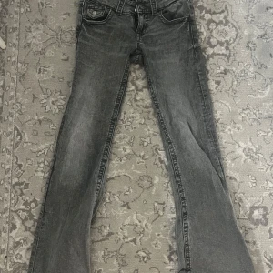 Grå bootcut jeans - Snygga grå bootcut jeans med låg midja och klassisk femficksdesign. Perfekta för alla årstider. Storlek 152