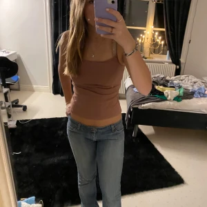 Brun topp - Säljer en brun topp. Basic och perfekt för en avslappnad stil. Pris går att diskutera💗