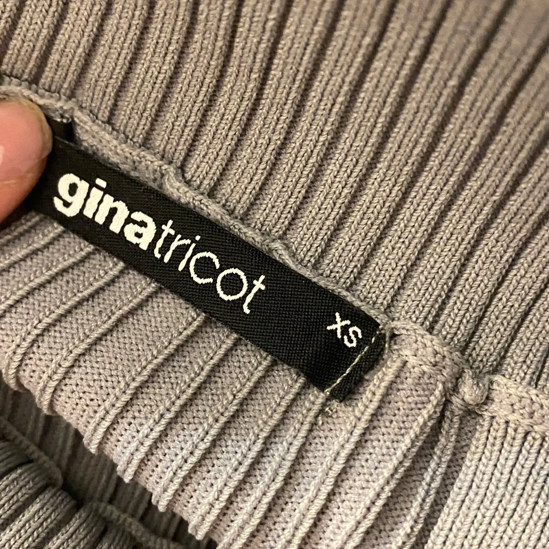 Grå ribbad topp från Gina Tricot - 90