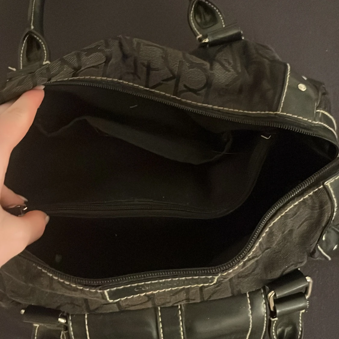 Svart axelväska med spänne - 93