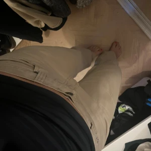 Beige byxor - Snygga beige byxor med medelhög midja och bootcut-stil. Riktigt sköna och fina, använt 2-3 gånger. De är köpte secondhand och är därmed inget igenkänt märke, storlek står 33/32. Men skulle säga att de sitter som S/M. 
