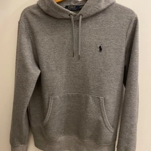 Polo Ralph Lauren hoodie - Grå hoodie från ralph lauren i bra skick! Storlek S herrmodell🤗