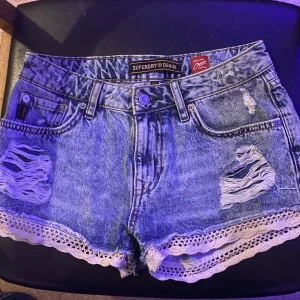 Low waist Jeansshorts  - Suuuper snygga lågmidjade  blåa jeans shorts från superdry! De är helt oanvända och är i strl 26❤️ Köptes för 599kr och säljs för 299! Pris kan diskuteras❤️