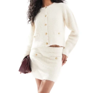 Vit kjolpch tröja med guldknappar - Säljer hela settet från asos strl xs för 500kr aldrig använt