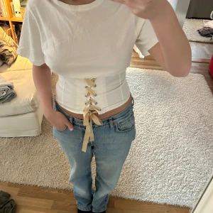 Vit korsett med snörning - Snygg vit korsett topp med snörning framtill🤩