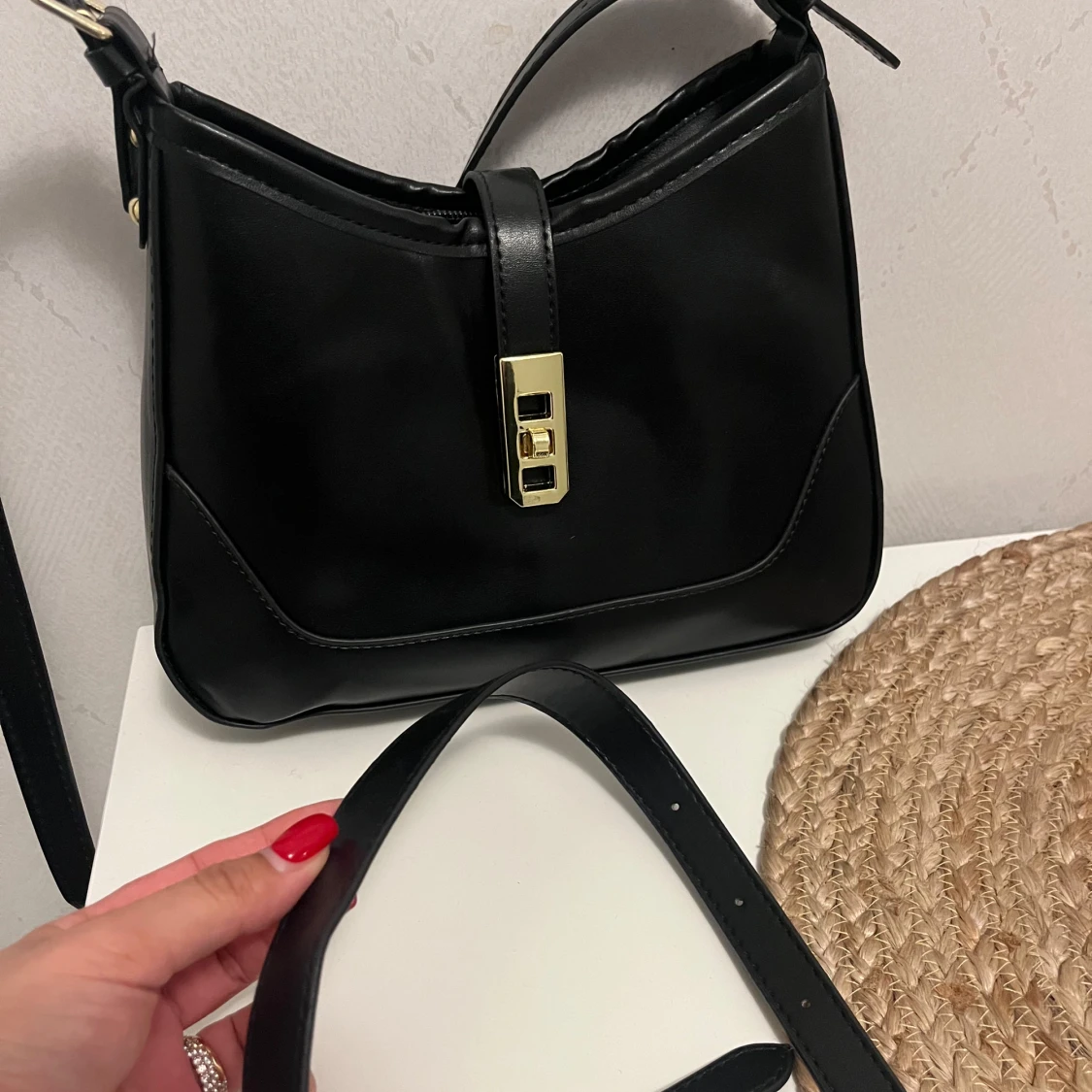 Svart axelväska. - 91