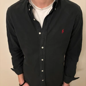 Svart Ralph Lauren skjorta - Riktigt fräsch Polo skjorta vi har fått tag som är i riktigt bra skick🤩🎥🕺( förutom att den är lite urtvättad)!  Nypris ca 1599kr💰