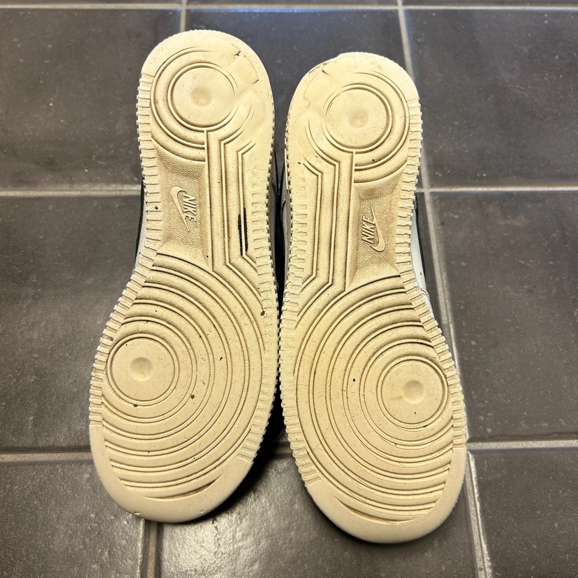 Nike Air Force 1 i vit och svart - 91