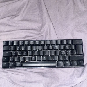 NOS C450 mini keyboard pro RGB - Säljer nu mitt tangentbord då det inte används kabel följer inte med då jag behöver kabel, men går att köpa ny kabel.
