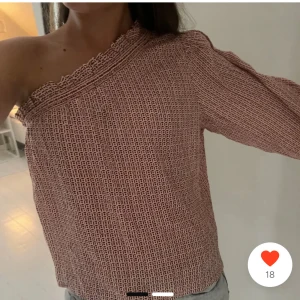 Mango blus - Använd få gånger, jättefin oneshoulder blus som passar perfekt nu till jul men även till andra tillställningar och funkar i alla årstider. Skulle säga att den är mer s/m!