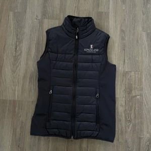 kingsland väst xs nyskick  - Så fin mörkblå väst från kingsland i stl xs, bara använd några ggr så i nyskick!🩷