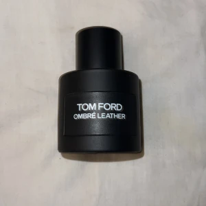 Tom Ford Ombré Leather 50ml - Säljer min ombré leather parfym, ungefär 2/3 kvar, inköpt på kicks. Nypris runt 1500kr