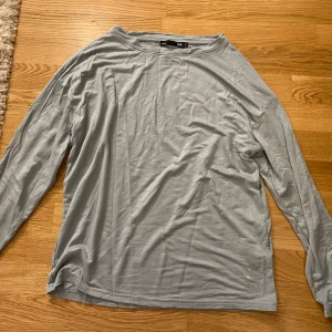 Turkos tröja - Superskön, 97% viskos 3% elastan. Ny utan prislapp.