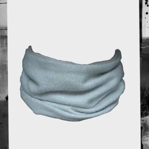 UTFÖRSÄLJNING Silvergrå buff  - Ny silvergrå buff i stickat material. Sjukt skönt material och sjukt snygg❣️ Vid köp av två valfria färger får man 15% rabbat. Köp inte denna annons utan kontakta oss om du är intresserad  ❤️